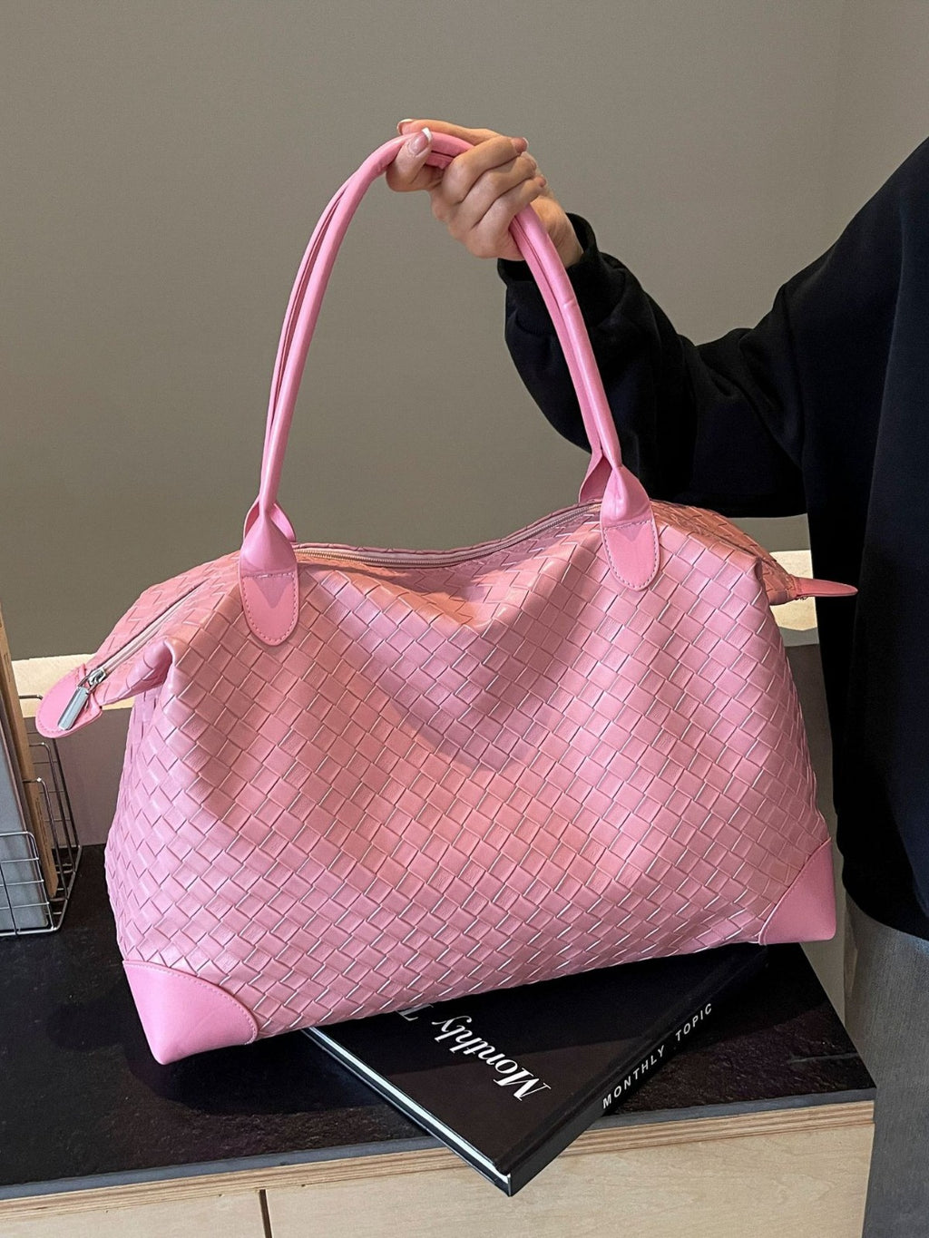 Large capacity high-end shoulder bag
